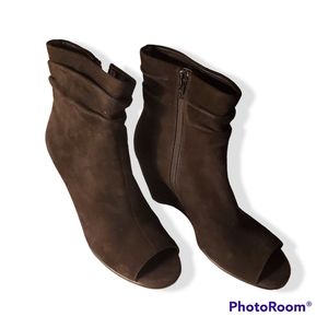 NEW - Aerosoles Size 8 1/2 Women's Black Leather Upper Bootie - (no box)